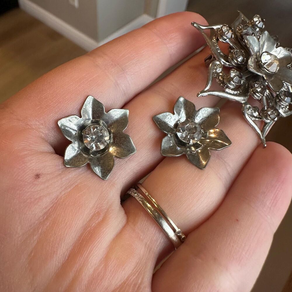 Vintage Jewelry Set Silver Flower Rhinestone Brooch screw back earrings lot Pin - Picture 7 of 10